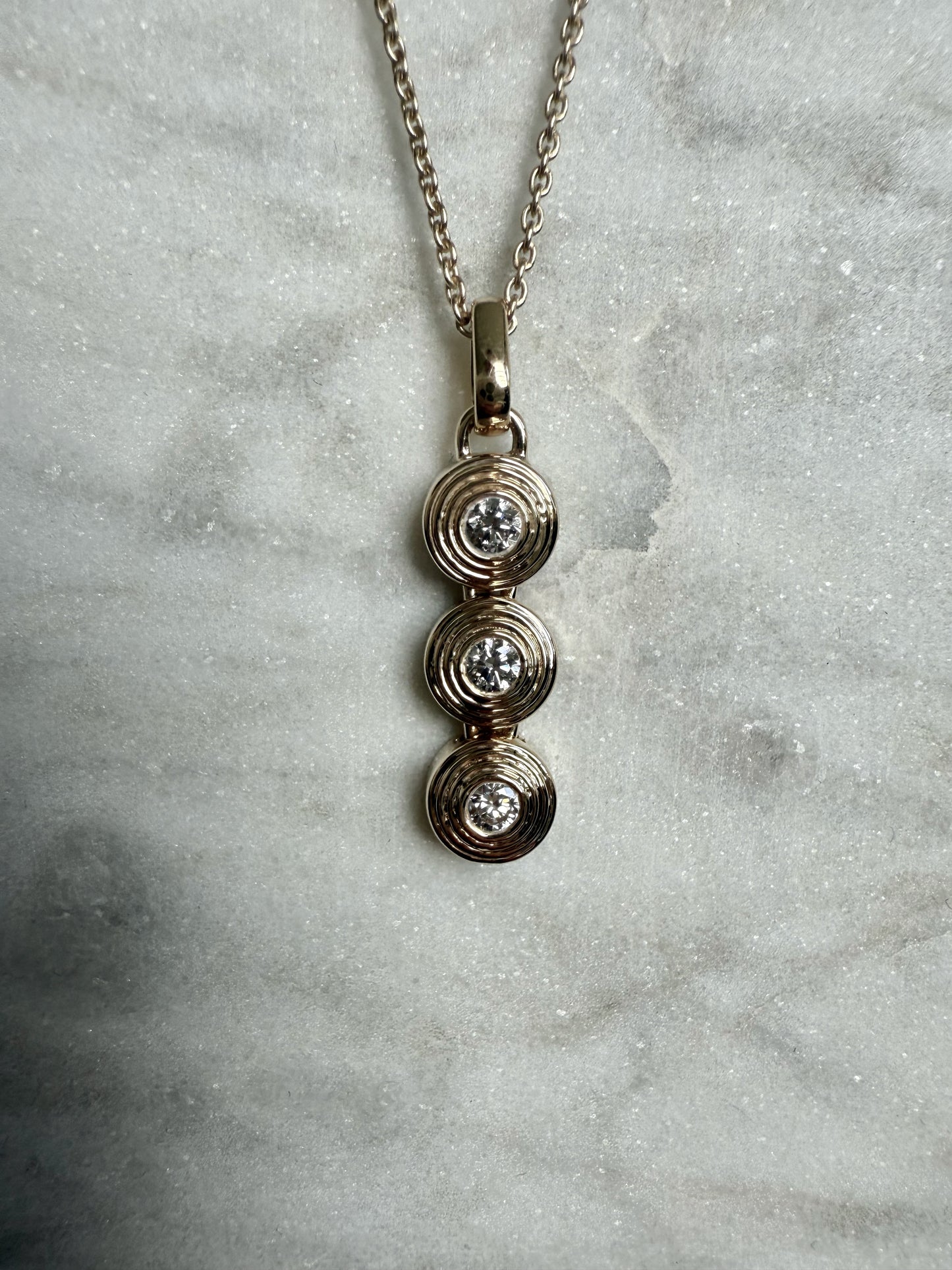 3 diamonds fluted pendant