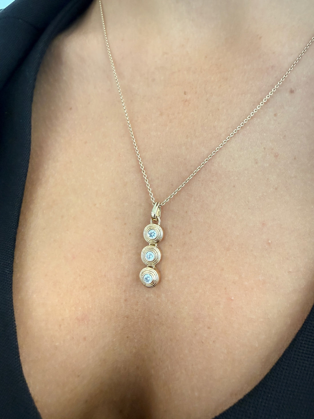 Eliza 3 diamonds fluted pendant