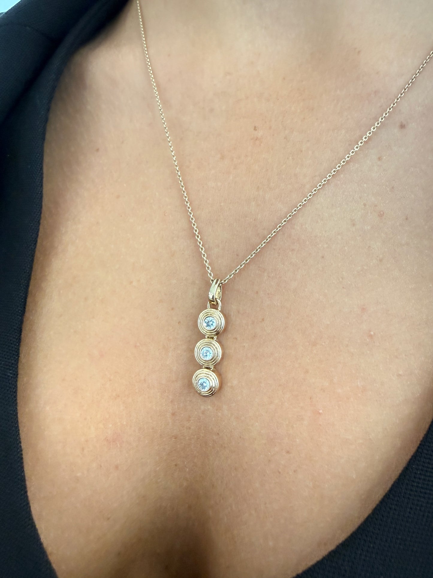 Eliza 3 diamonds fluted pendant